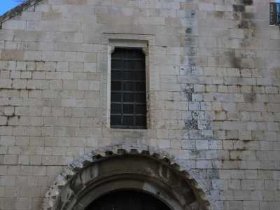...mentre al centro si apre una finestrella rettangolare